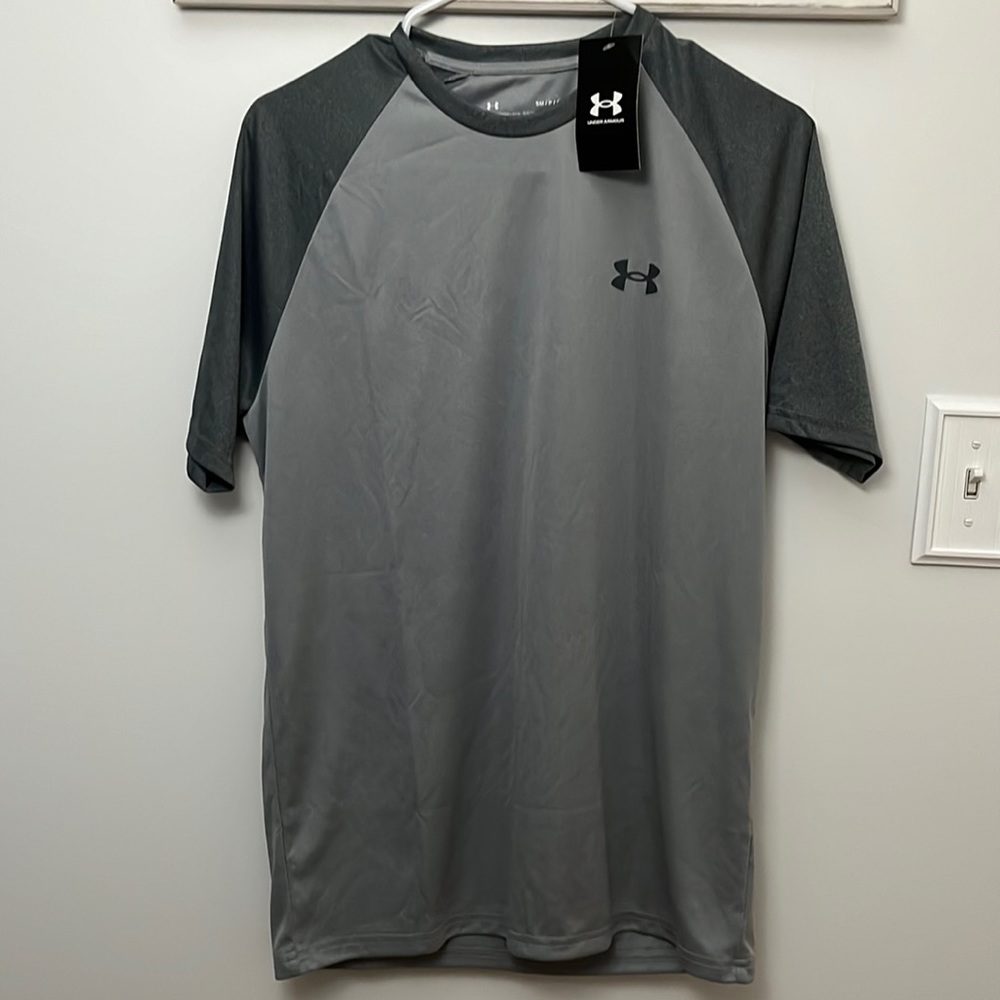 Under Armour Men Size Small Loose Fit HeatGear Shirt.